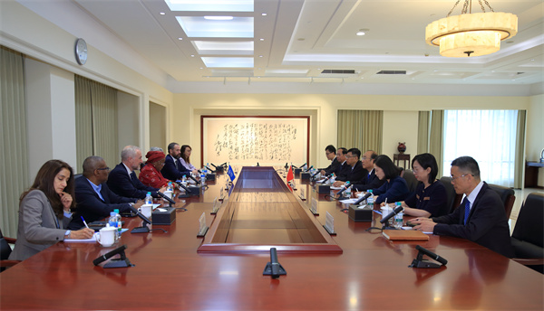 侯凱會(huì)見(jiàn)聯(lián)合國(guó)內(nèi)羅畢辦事處總干事班古拉